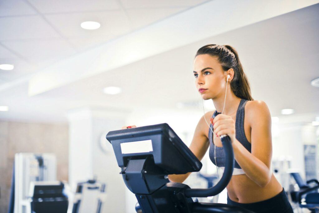 A young woman maintaining her good health by exercising.